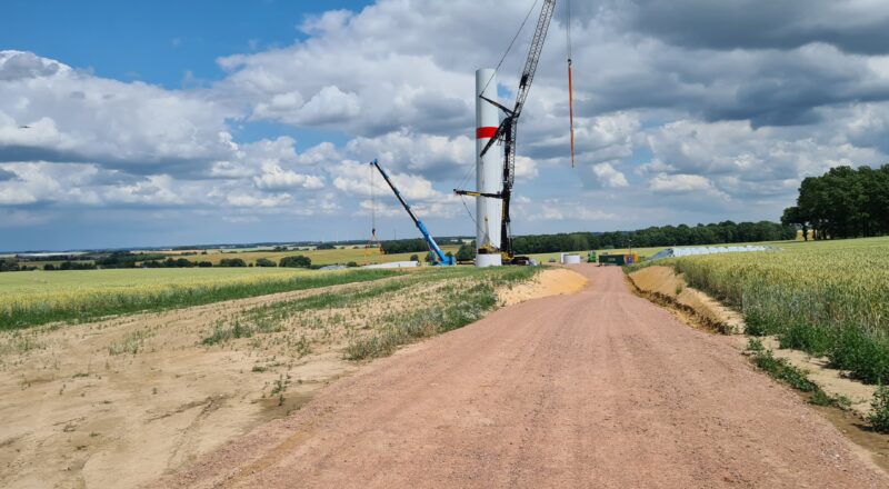 Zuwegung von der B107 und Baustelle zum Windrad